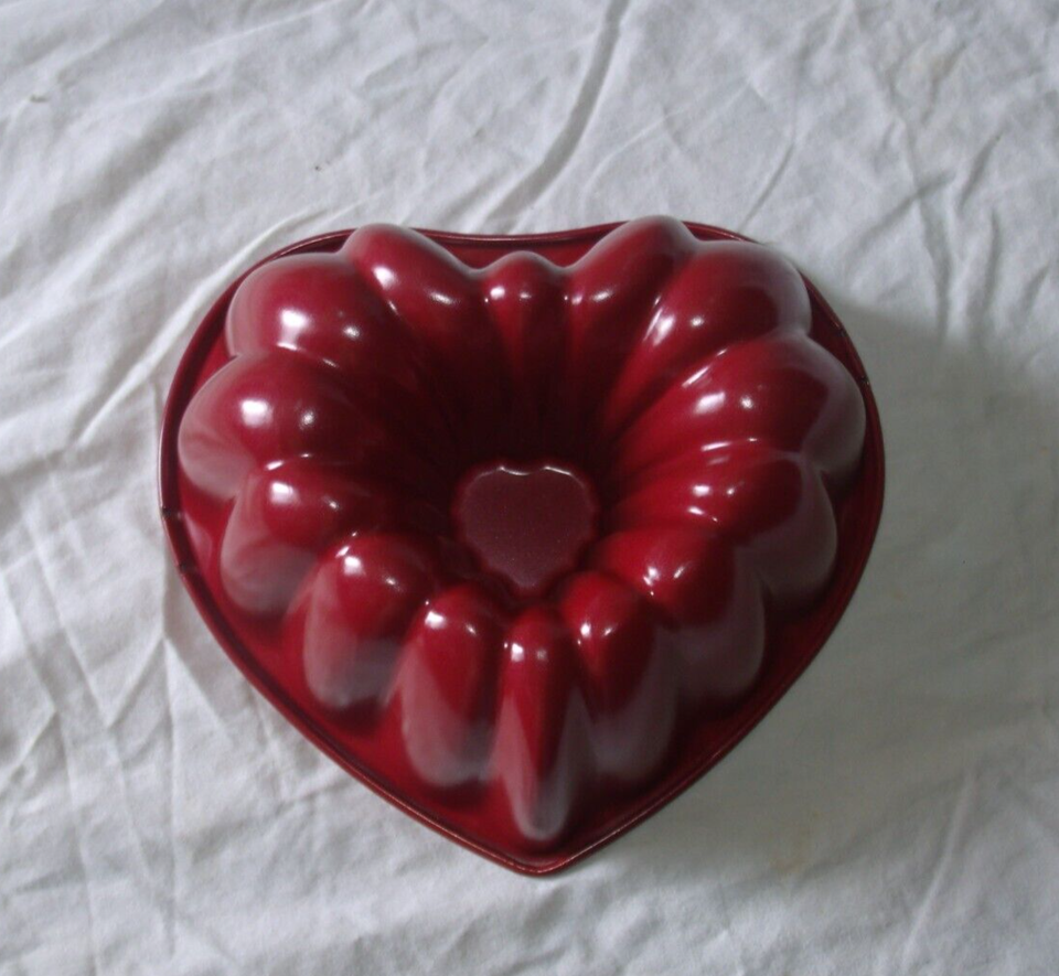wilton-heart-shaped-bundt-cake-pan-valentines-day-8-inch-new-ebay