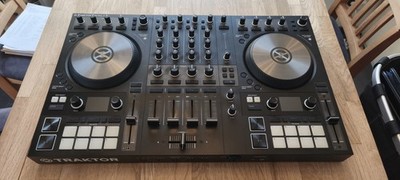 NI Traktor Kontrol S4 MK3 DJ-Controller + Magma Tasche