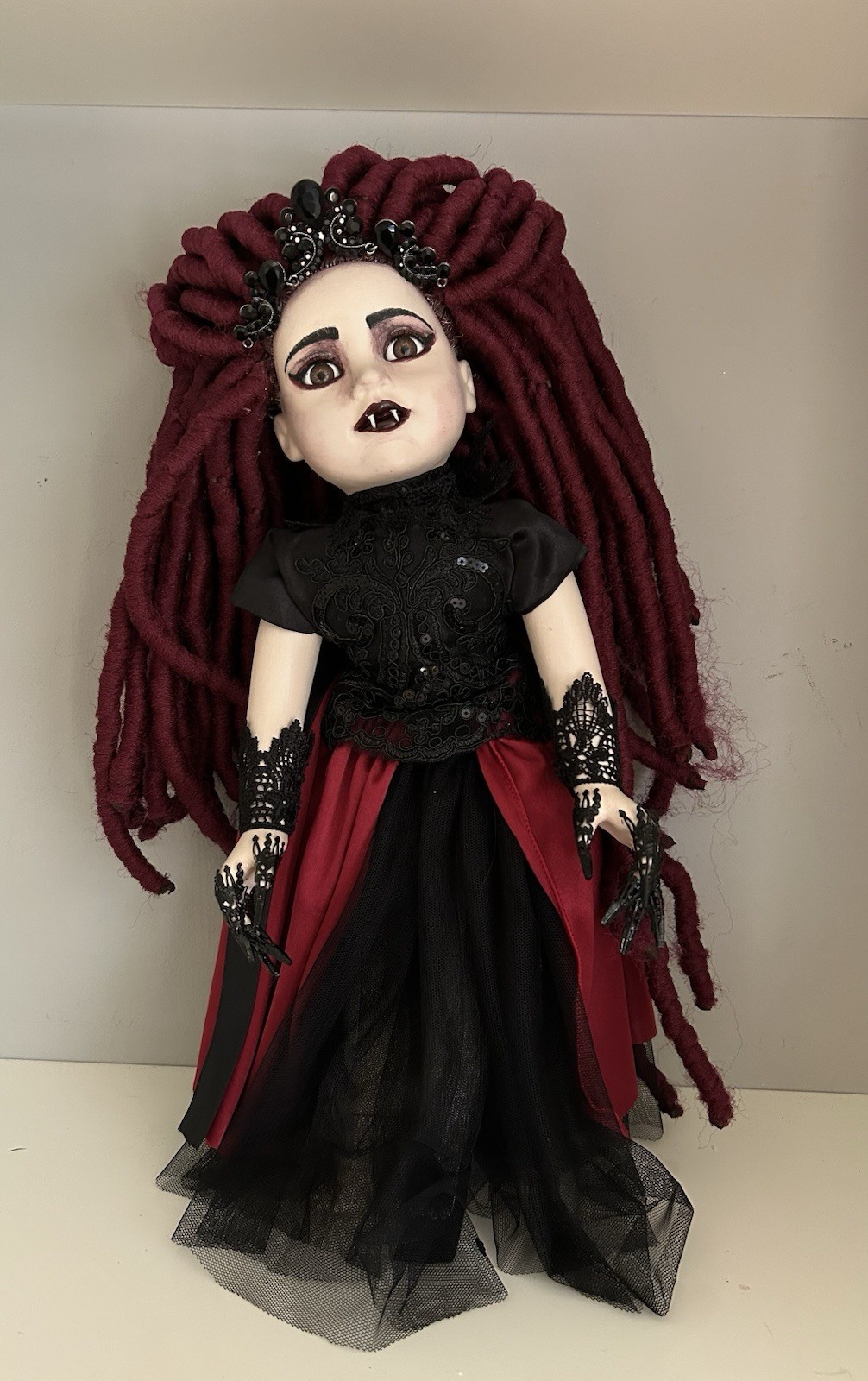 "Muñeca vampiro gótica de vinilo única de 18"""