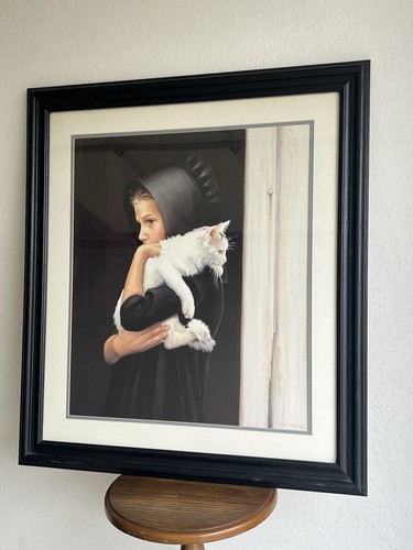 Amish Girl „Sarah“ mit weißer Katze Druck von „Nancy N. A. Noel“ mattiert und gerahmt