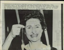 1960 Press Photo Lady Bird Johnson with lucky rabbit's foot in Austin, Texas
