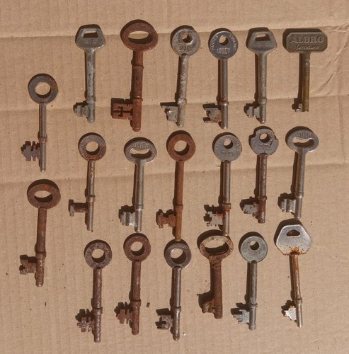 Vintage Metal Key Job Lot Bundle door rim lock 3" short Keys 20 lock keys  - Picture 1 of 8