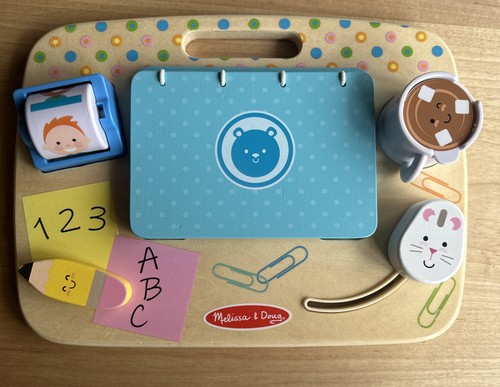 Melissa And Doug Lavoro E Gioco Scrivania Portatile Tavola Attività Giocattolo Sensoriale BELLO - Foto 16 di 16