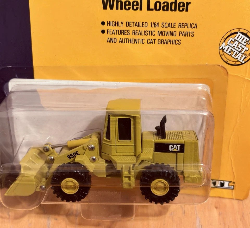1990 ERTL Caterpillar 950E Wheel Loader, 1:64 Scale Diecast w/ Original Box - Image 2 of 3