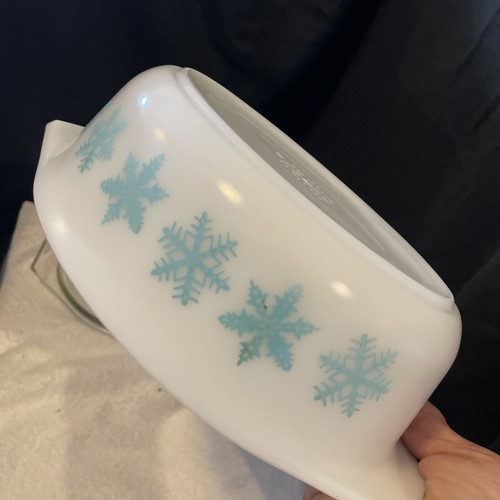 Vintage Pyrex Oval Casserole Dish w/Lid 043 White w/Turquoise Snowflake 1 1/2 Qt - Picture 6 of 7