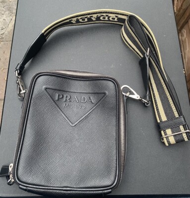 Leicht gebrauchte Prada Schultertasche vertikaler Reißverschluss Logo - Saffianoleder