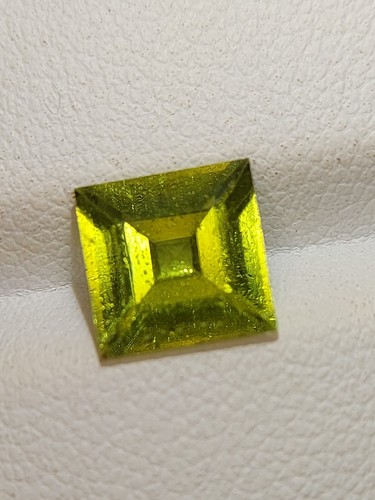 High sheen peridot gemstone - faceted natural green Chrysolite 2.10 CTS - Picture 3 of 10