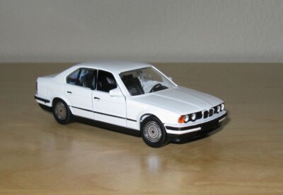 BMW M5 (E34) 1/43 スケールモデル 1/43 1989 BMW M5 E34 Schabak white diecast model car 5er 5