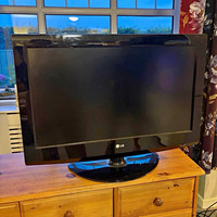 LG 32LG3000 32in LCD 720p HD Flat Screen TV Black with Remote and Stand
