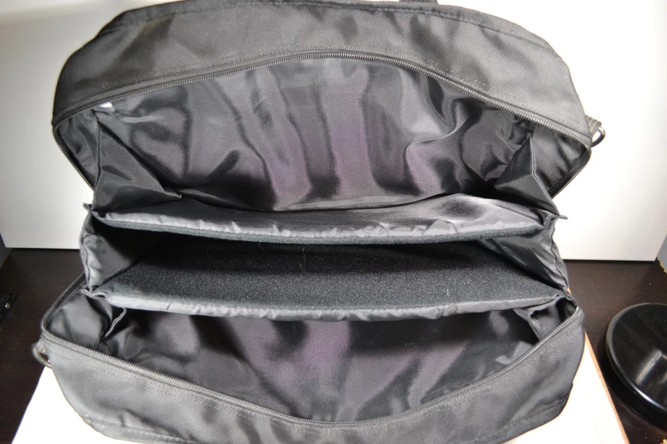 Estuche para portátil Kensington Sky Runner 9010 de nailon de carga superior Foto 3 de 4