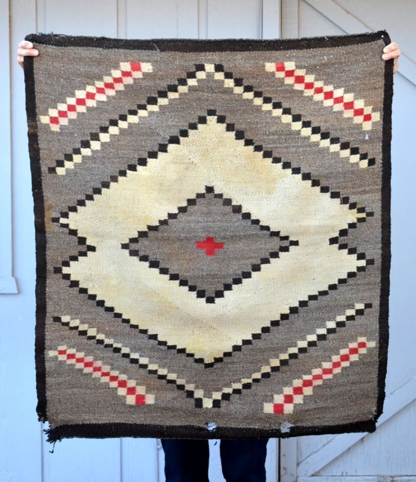 Alfombra Navajo Antigua - Patrón Diamante con Cruz Central - Gris Rojo Negro Blanco - Foto 2 de 4