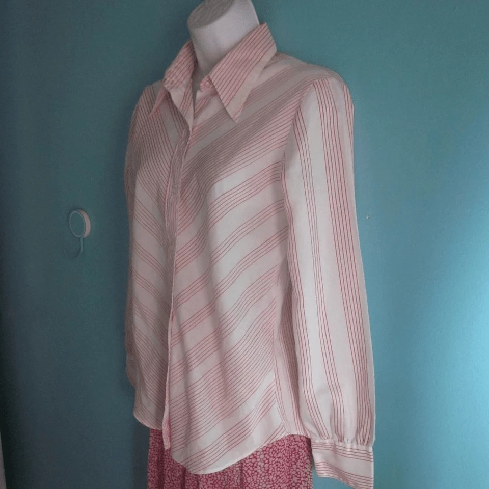 Винтажная женская повседневная рубашка 50-х размер M в красную полоску на угловых пуговицах спереди - Изображение 3 из 4
