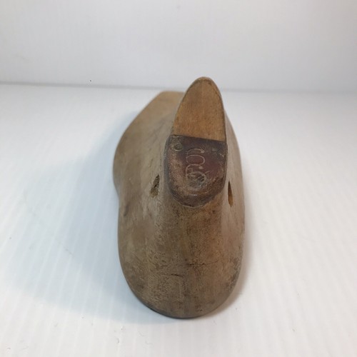 Vtg / Antique Wood Shoe Form Child Size EE Metal Heel Pointed Toe Cobbler - Picture 9 of 11