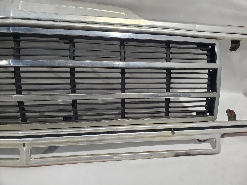1986 1987 1988 1989 1990 1991 Jeep Grand Wagoneer OEM Grille  - Image 4 of 4