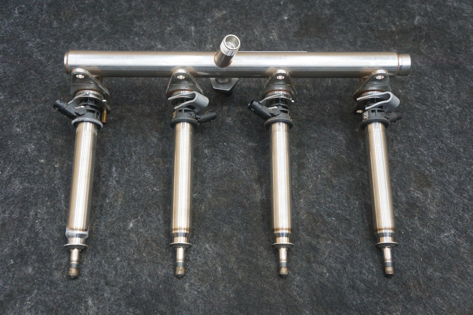 Left Or Right Side 4.0l Fuel Rail Pipe OEM 1770706600 Aston Martin Dbx 707 2023