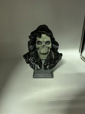 Busto de calavera LED espeluznante con capa alimentado por batería decoración HALLOWEEN CHIP LEER
