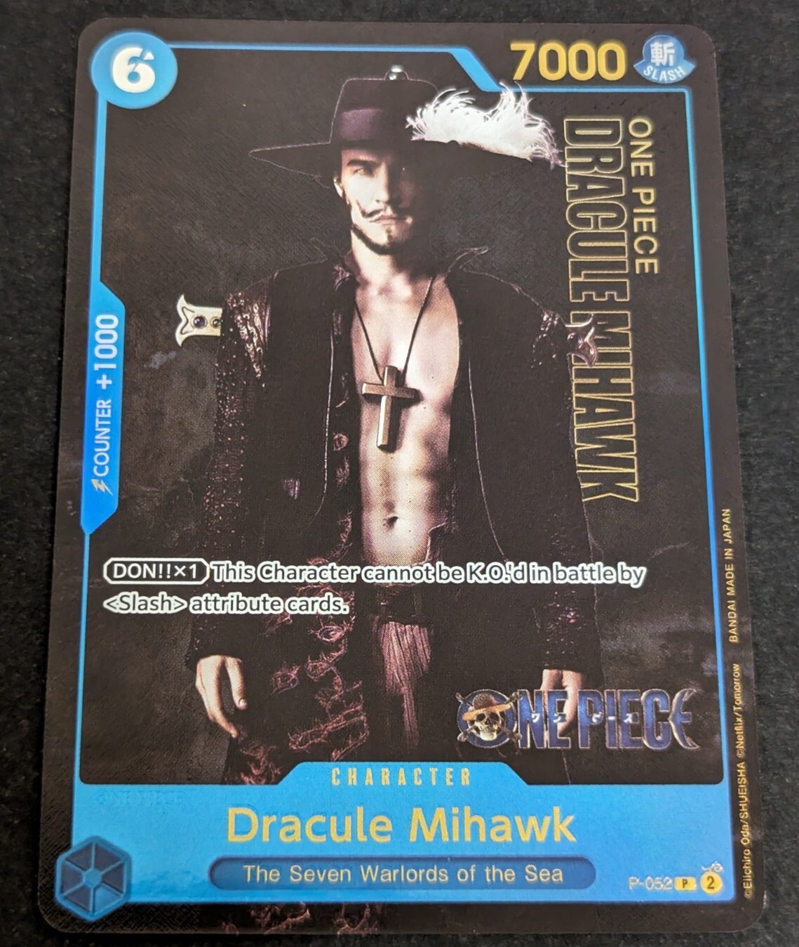 Lámina de tarjeta inglesa premium de acción en vivo Dracule Mihawk P-052 de una pieza