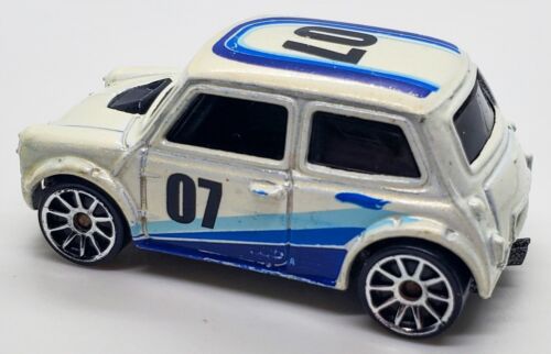 2007 HOT WHEELS MORRIS MINI COOPER #07 HW POP-OFFS WHITE 1:64 DIECAST 2 1/8" CAR - Foto 3 di 6