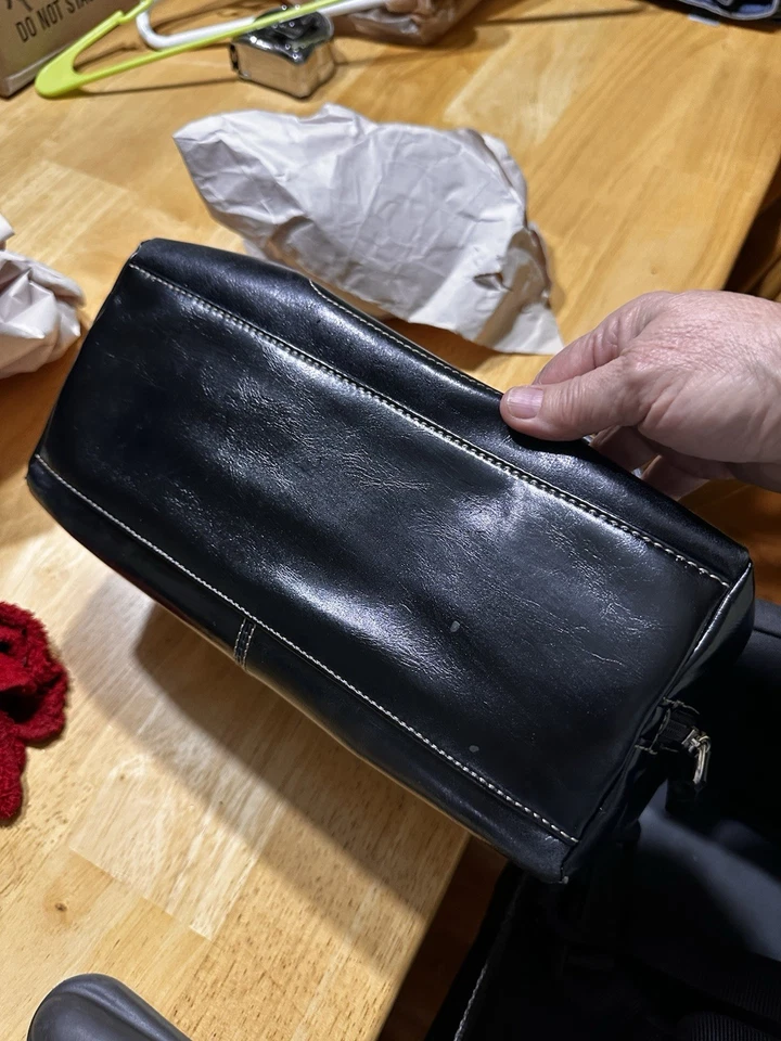 Giani Bernini 手提包 二手状况完好 黑色皮革 单肩包 金色 口音 许多口袋 — 第 3/4 张图片