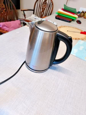 John Lewis 1,7L Wasserkocher Edelstahl gebürstet FUNKTIONIERT aber LECKT EIN WENIG!