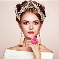 Woodland wreath nature vine diamond gold winter white