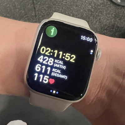 Apple Watch Series 8 45 mm Polarstern Alu, Silikonarmband Beige, iOS