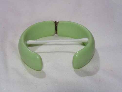 ...Vintage grüner Lucite ovaler aufklappbarer Armreif... - Bild 9 von 10