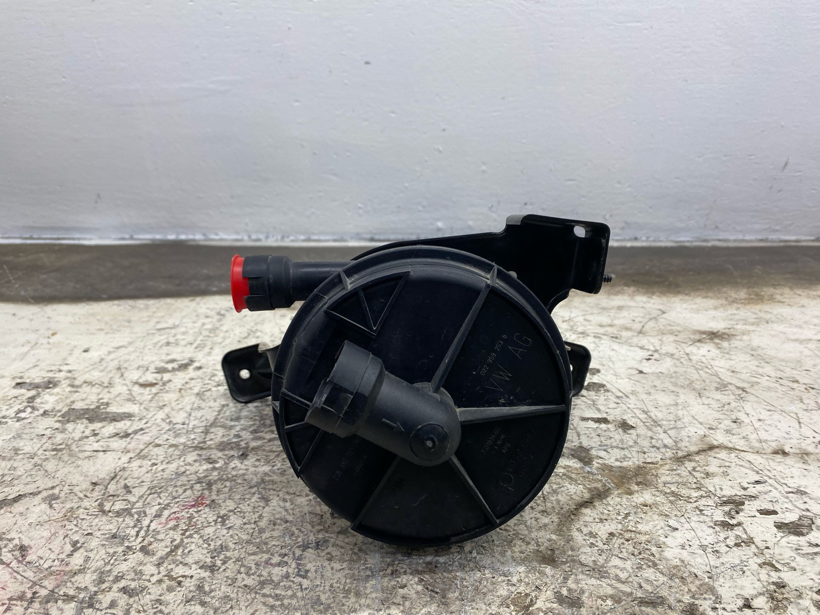 2010-2020 BENTLEY MULSANNE OEM FRONT LEFT SECONDARY INJECTION PUMP W/ BRACKET