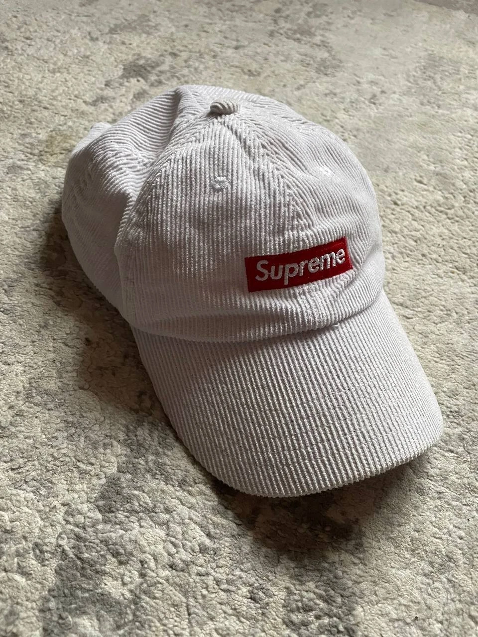Casquette velours logo boîte suprême