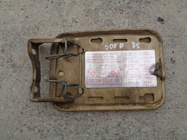 Mercedes-Benz 300D 1985 gasolina llenado combustible tapa puerta cubierta OEM Foto 2 de 3