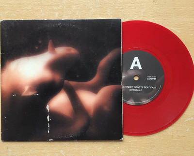YOU LOVE HER COZ SHE'S DEAD - YOUNG TENDER HEARTS BEAT FAST - UK 7'' - RED -
