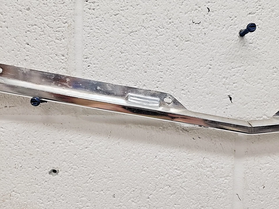 Borde de labios de capó usado OEM D0DZ-16856A 1970-77 Ford Maverick/Mercury Comet (Bin18B) Foto 3 de 4