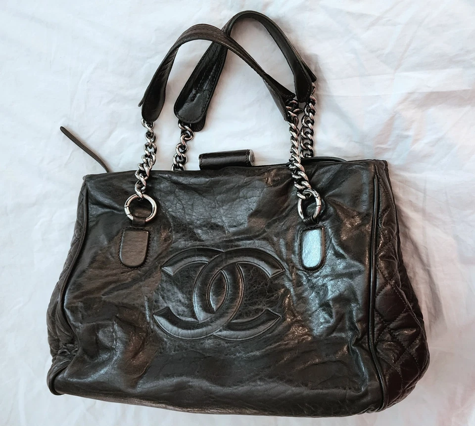 Bolso de hombro Chanel raro de cuero marrón oscuro con correas de cadena. ¡Como nuevo! Foto 2 de 4