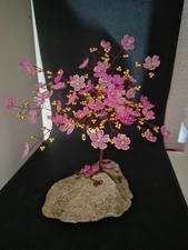 Baum des Lebens Skulptur aus Draht und  Perlen auf einem Stein 