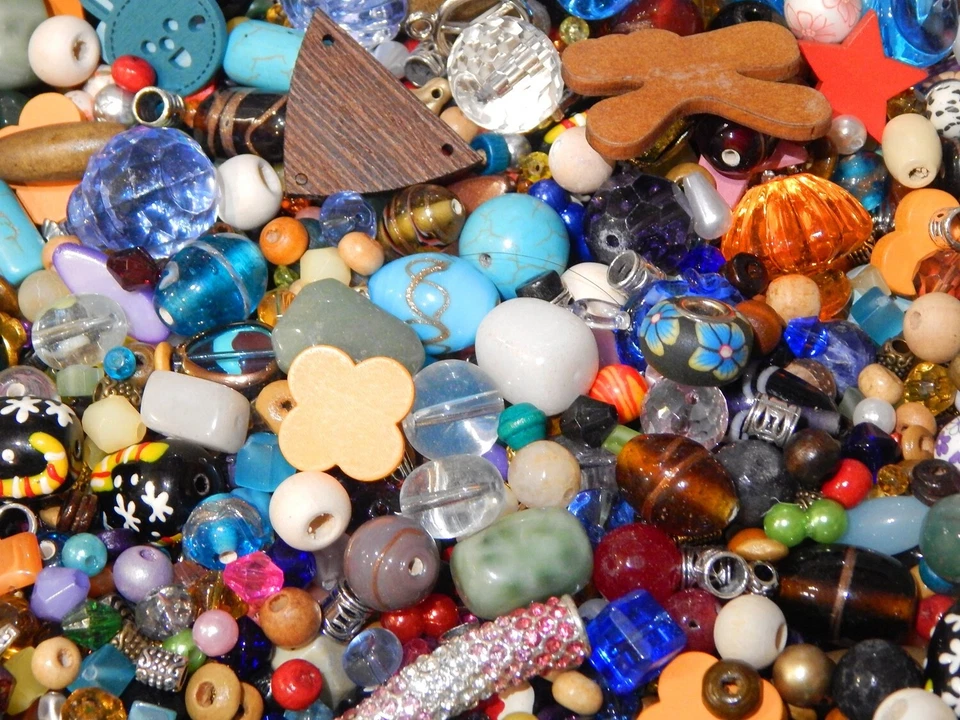 1 Kg Perlen Mix Metall Holz Stein Glas Acryl Bastlerbedarf Schmuckherstellung  - Bild 2 von 4