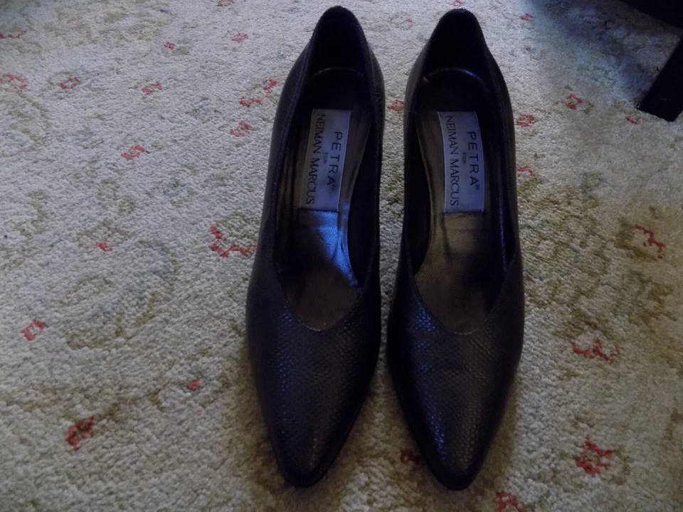 Petra 适用于 Neiman Marcus 灰色绿色蛇经典 Pumos 2.75 英寸高跟鞋 8 码很好! — 第 2/4 张图片