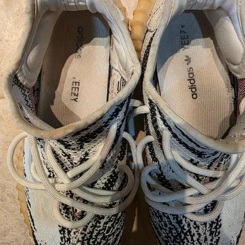 Adidas Yeezy Boost 350 V2 Zebra Sneakers thumbnail 3