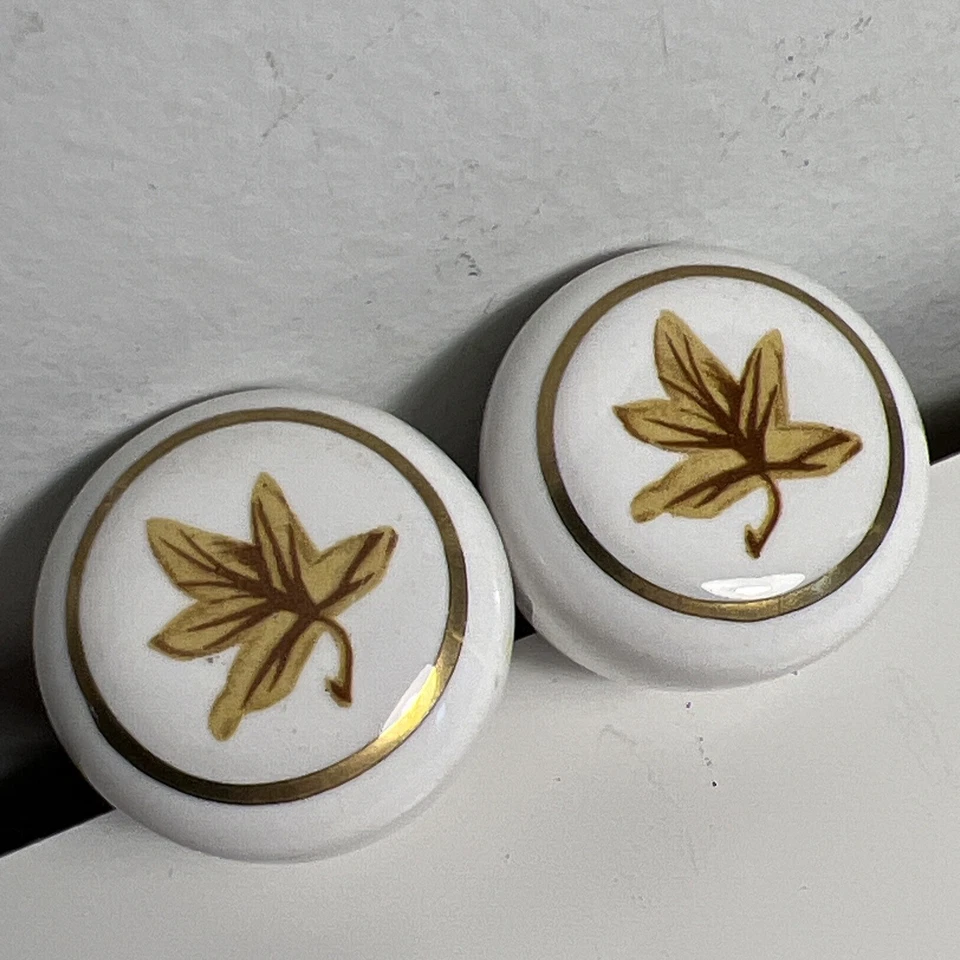 Antiguo par de herrajes de perilla de cajón de porcelana vintage para tirar de hojas de arce dorado Foto 2 de 4