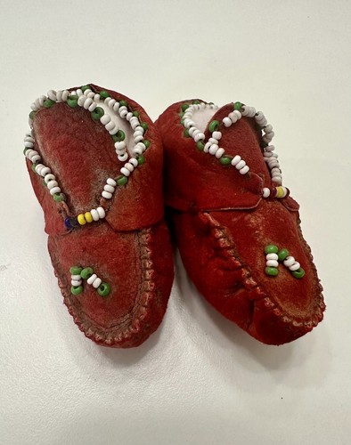 Vintage Small Pair Of Handmade Native American Moccasin Doll Shoes Beaded