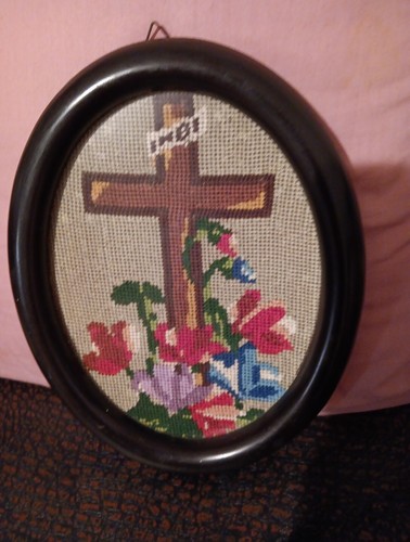 Needlepoint Finished Oval Framed Vtge. Religious Cross 9" X 7" - Picture 5 of 5