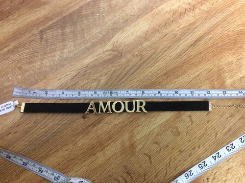 Gargantilla Uo "AMOUR" de cuero negro con metal dorado ajustable 12"-15".$ 28,00 - Imagen 5 de 9