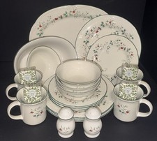 Pfaltzgraff Winterberry Christmas 20 pc Dinnerware Set Plates, Bowls, Cups +more