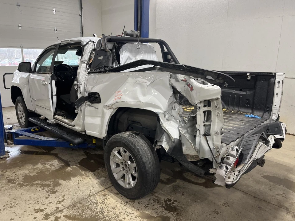 Espejo retrovisor interior delantero central usado se adapta a: Chevrolet Colorado 2016 con tele Foto 3 de 4