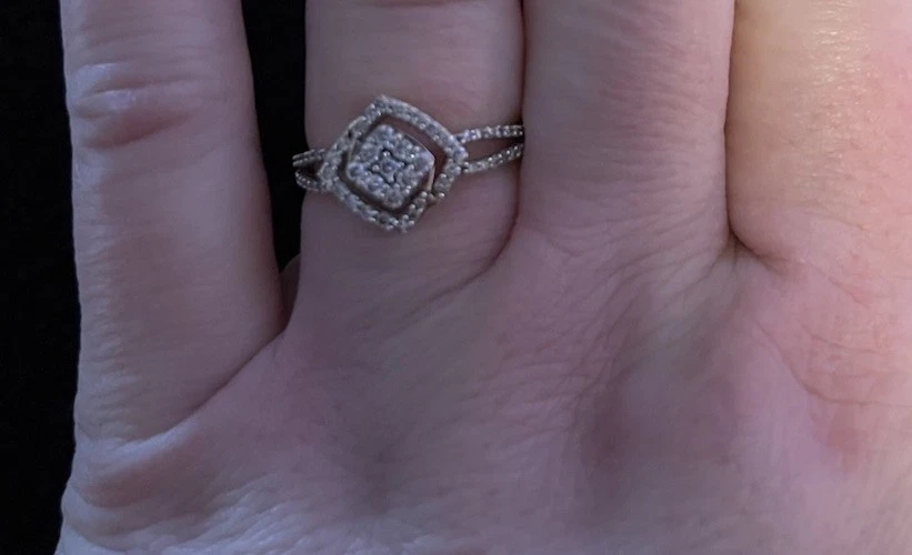 Anillo de diamantes de oro de 10k talla 7 Foto 3 de 4