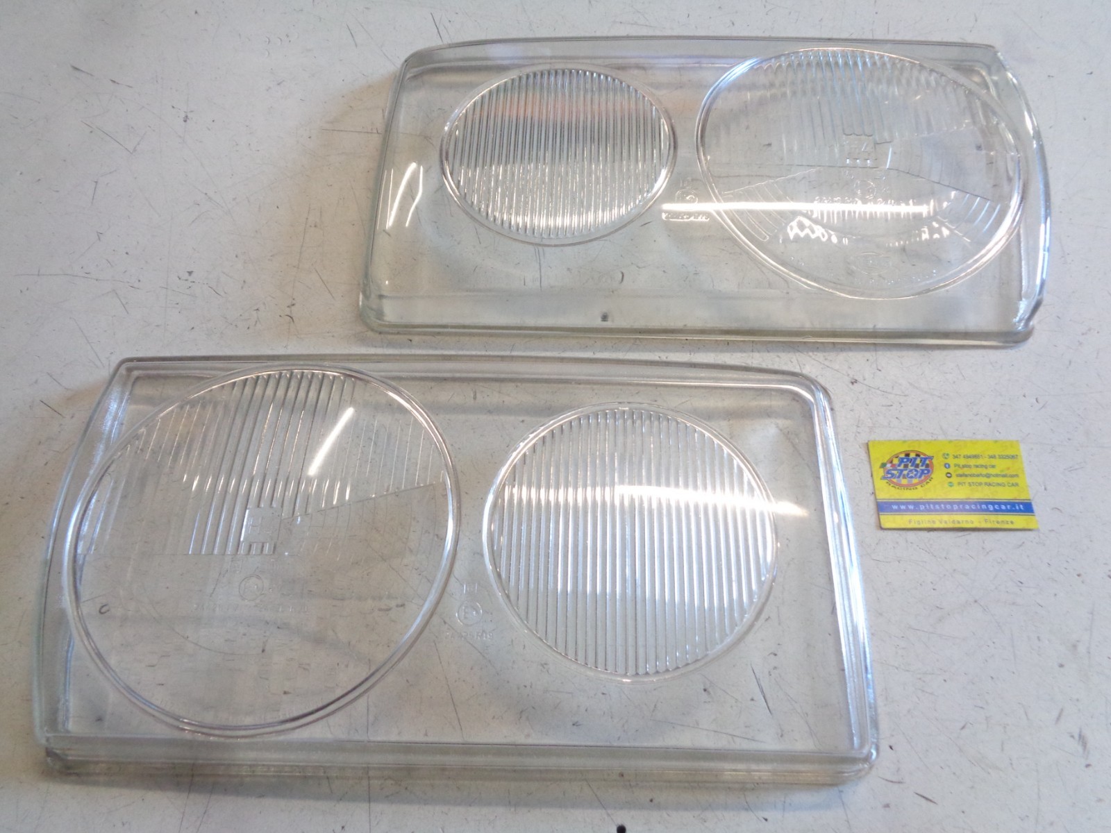 COPPIA VETRI FANALI ANTERIORI DX+SX MERCEDES W123 - HELLA - H4 - ORIGINALI