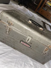 VINTAGE WORKING METAL TOOLBOX!!HIT ME WITH QUESTIONS OR OFFERS🔥