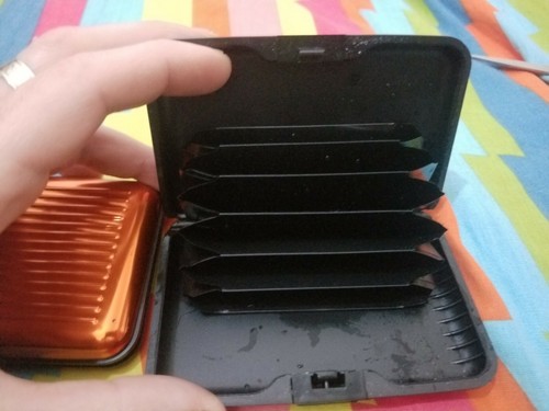 PORTA CARTE DI CREDITO PER TESSERE BANCOMAT SOLDI RIGIDO IN ALLUMINIO SCUDO RFID - Foto 3 di 4