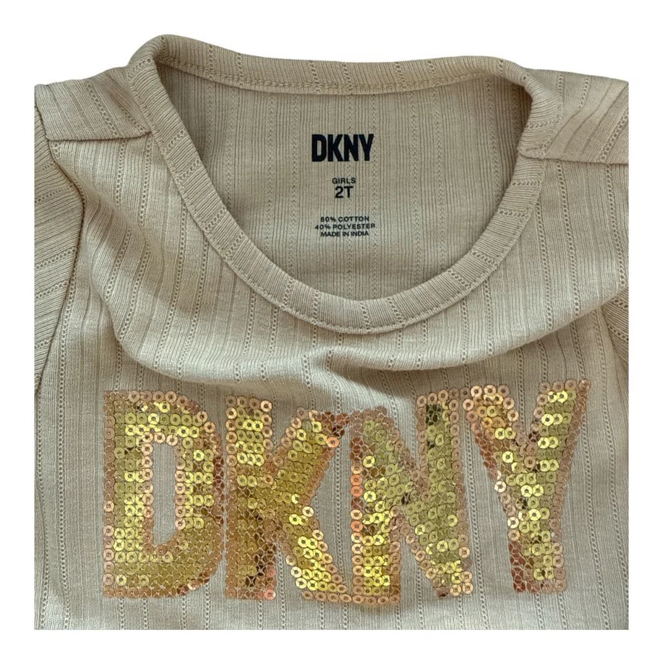 Camiseta acanalada DKNY para niñas con logotipo de lentejuelas doradas manga con volantes top crema 2T Foto 3 de 3