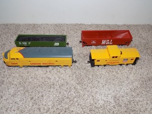 HO-Scale-Bachmann-Union-Pacific-1206-locomotive-and-train-cars