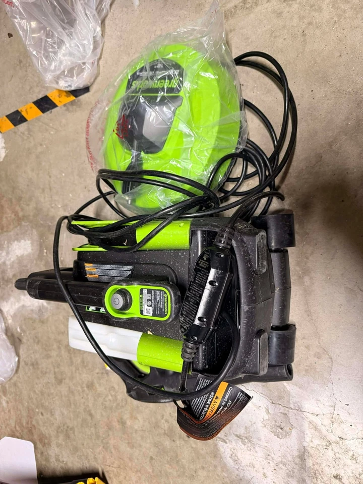 Lavadora a presión eléctrica de agua fría Greenworks 1900-PSI 1,2 GPM - Devolución del cliente Foto 2 de 3